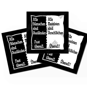 Könnte beinhalten: Schwarz-weißes Grafikdesign mit deutschem Text. Das Design enthält Sätze wie "Alle Menschen sind Ausländer" und "Alle Rassisten sind Arschlöcher". Das Wort "überall" ist ebenfalls enthalten.