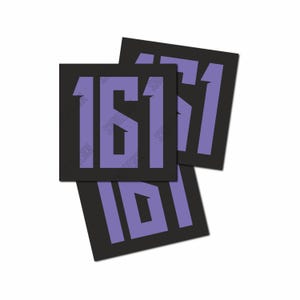 Könnte beinhalten: Mehrere schwarze quadratische Aufkleber mit der Zahl "161" in Lila. Auf den Aufklebern steht der Text "SCHWARZESOCK". Die Aufkleber sind übereinander gestapelt.