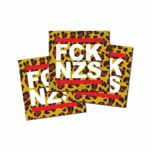 Könnte beinhalten: Drei quadratische Aufkleber mit einem Leopardenmuster in Gelb, Braun und Schwarz. Jeder Aufkleber zeigt den weißen Text FCK NZS in fetten Großbuchstaben, platziert zwischen zwei horizontalen roten Balken, die die Breite des Designs einnehmen.