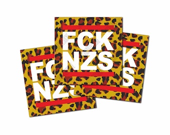 Könnte beinhalten: Drei quadratische Aufkleber mit einem Leopardenmuster in Gelb, Braun und Schwarz. Jeder Aufkleber zeigt den weißen Text FCK NZS in fetten Großbuchstaben, platziert zwischen zwei horizontalen roten Balken, die die Breite des Designs einnehmen.