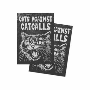 Könnte beinhalten: Zwei Schwarz-Weiß-Drucke mit dem Text "CATS AGAINST CATCALLS" und einer detaillierten Illustration einer knurrenden Katze. Das Maul der Katze ist geöffnet und zeigt die Zähne. Die Drucke überlappen sich leicht.