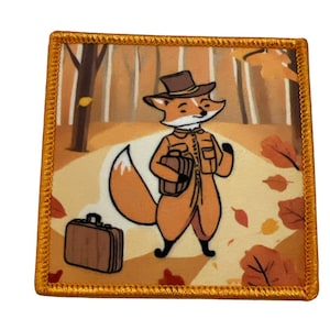 Könnte beinhalten: Ein brauner Fuchs mit Hut und Koffer geht durch einen Wald mit Herbstlaub auf dem Boden.