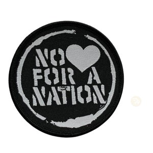 Könnte beinhalten: Ein gestickter Patch in Schwarz und Weiß mit einem Herzen und dem Text "NO ♥ FOR A NATION".