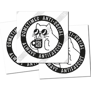 Könnte beinhalten: Drei weiße quadratische Aufkleber mit einem schwarz-weißen Design. Der zentrale Aufkleber zeigt eine Katze mit Sonnenbrille, die einen Becher mit "FCK NZS" hält und den Mittelfinger zeigt. Der Text lautet "Sometimes Anti-Social Always Antifascist."
