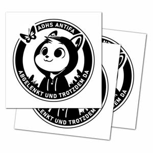 Könnte beinhalten: Mehrere weiße quadratische Aufkleber mit einem schwarz-weißen Cartoon-Design. Das Design zeigt eine Figur mit Kapuzenpullover, den Text "ADHS ANTIFA" und den Text "ABGELENKT UND TROTZDEM DA" in einem kreisförmigen Arrangement.