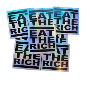 Könnte beinhalten: Ein Stapel holografischer Aufkleber mit dem Text "Eat the Rich" in schwarzer Schrift.