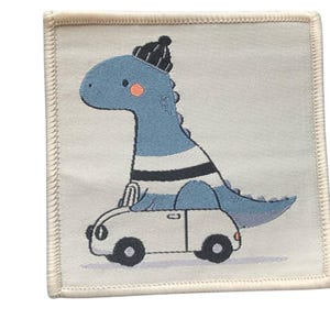 Könnte beinhalten: Ein blauer Dinosaurier mit einem schwarz-weiß gestreiften Hut fährt ein weißes Auto. Der Dinosaurier hat eine rosa Wange und befindet sich auf einem cremefarbenen Hintergrund.