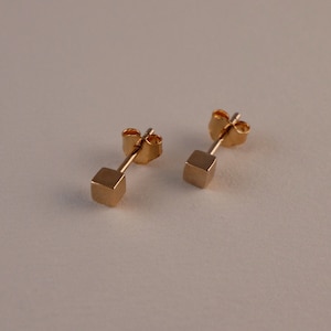 Fine and elegant gold-plated cube ear chips for women