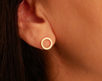 Pulgas de oreja redondas chapadas en oro fino y elegante para mujeres