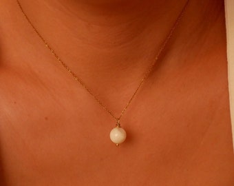 Gold-plated necklace with natural mother-of-pearl stone