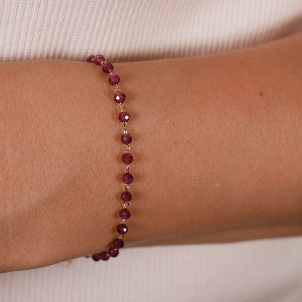 Gold-plated bracelet with natural garnet beads