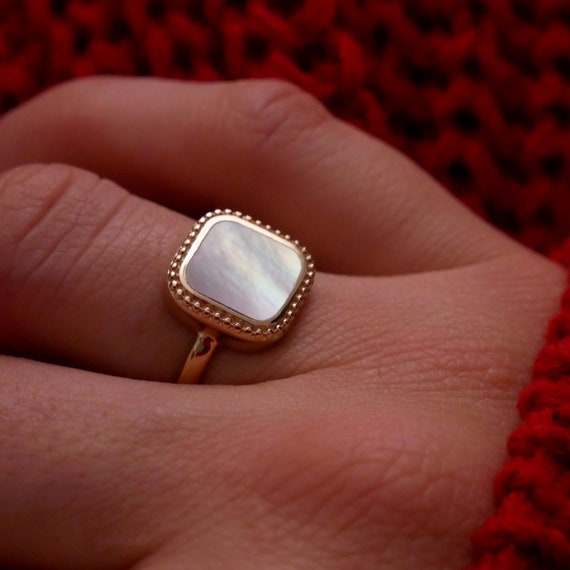 Bague plaqué or avec pierre de nacre naturelle