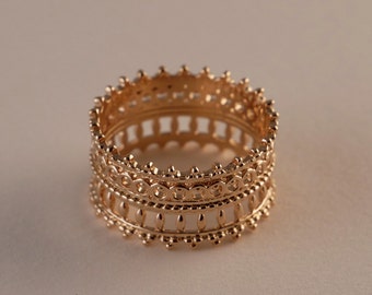 Chic and trendy women's gold-plated ring in the shape of a crown