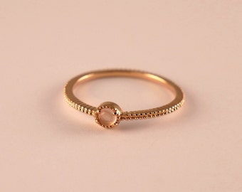 Anillo fino de cuarzo rosa bañado en oro para mujer