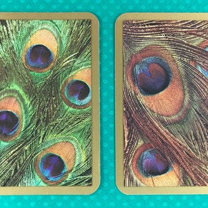 Par de cartas de troca/cartas de jogar com design de pena de pavão, ótimas para reservas de sucata, enfeites, artesanato e colecionadores de cartas de troca, com bordas douradas