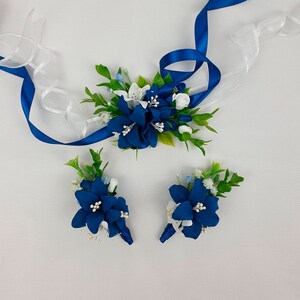 Boutonniere y corsage set Corsage de muñeca azul marino Corsage de muñeca de flores Pulsera blanca marina Corsage de muñeca de boda Boutonniere para hombres