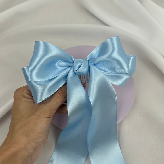 Aunthvra Braut-Haarschleife Mit 'Bride To Be' Stickerei – Weißes Satinband, Blaue Schrift, Perfekt Für Junggesellinnenabschied & Hochzeit
