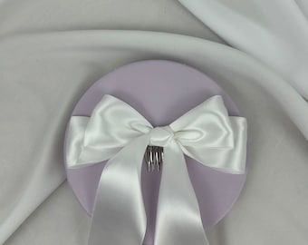 Aunthvra Hochzeits-Haarschleife – Satinband, 'Bride To Be' Stickerei, Blau, Mit Haarspange