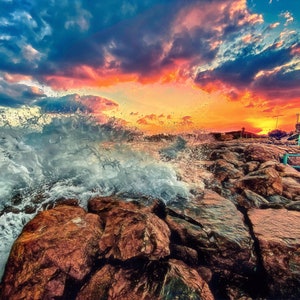 Ocean Waves Art - Wellen, die bei Sonnenaufgang gegen Felsen in Kaisera krachen - Israel Wandkunst - Leinwand, Fotopapier, gerahmtes Foto, Metalldruck