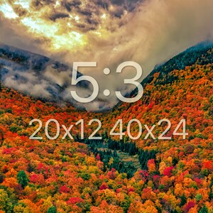 以下が含まれることがあります： 紅葉した谷の航空写真。木々は赤、オレンジ、黄色、緑が混ざり合っています。谷は山々に囲まれています。画像には「5:3 20x12 40x24」というテキストが重ねられています。