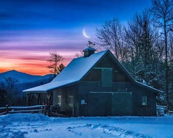 Fotografía impresa de un granero en las Montañas Blancas con amanecer invernal / Arte mural de Franconia Notch, New Hampshire, con luna creciente / Lienzo, metal o enmarcado