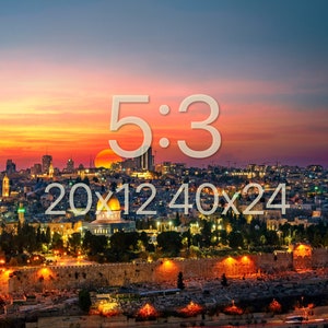 Puede incluir: Una vista panor&aacute;mica de Jerusal&eacute;n al atardecer, con la C&uacute;pula de la Roca iluminada en primer plano y el horizonte de la ciudad en el fondo. El cielo es de un naranja y rosa vibrantes, con algunas nubes.