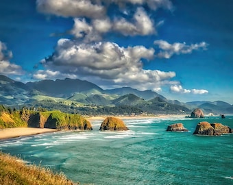 Puede incluir: Una vista panorámica de una costa rocosa con una playa de arena, agua turquesa y una cordillera en el fondo. El cielo es azul con nubes blancas.