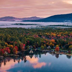 Lake Winni Swallow Bootshaus, Herbst & Chocorua Berg mit Nebel - Foto Print Wandkunst - New Hampshire - Leinwand | Gerahmtes Bild | Metall