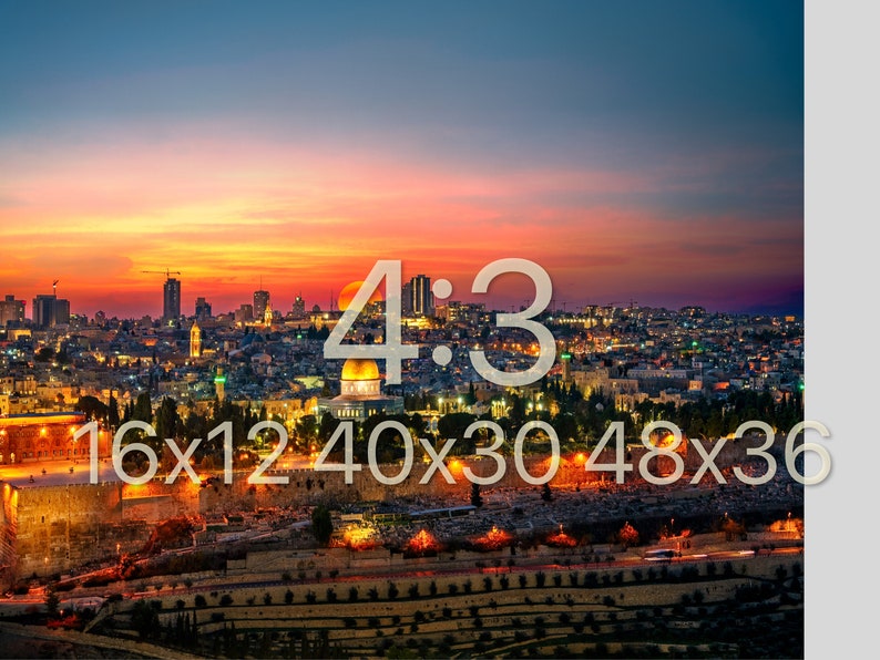Puede incluir: Una vista panor&aacute;mica de Jerusal&eacute;n al atardecer, con la C&uacute;pula de la Roca iluminada en primer plano. El horizonte de la ciudad es visible en la distancia, con el cielo en una mezcla vibrante de naranja, rosa y morado.