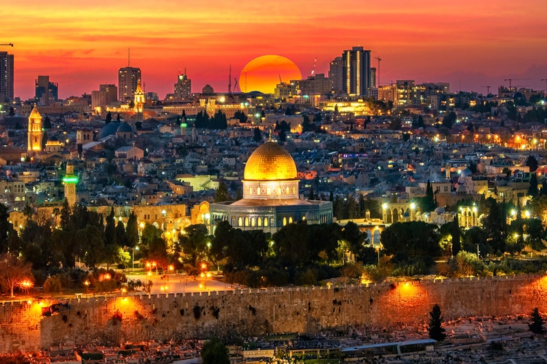 Puede incluir: Una vista panor&aacute;mica de Jerusal&eacute;n al atardecer, con la C&uacute;pula de la Roca en primer plano y el horizonte de la ciudad en el fondo. El sol se pone detr&aacute;s de la ciudad, proyectando un c&aacute;lido resplandor naranja sobre la escena.