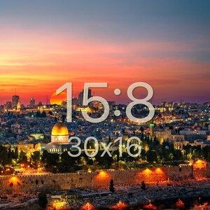 Puede incluir: Una vista panor&aacute;mica de Jerusal&eacute;n al atardecer, con la C&uacute;pula de la Roca en primer plano y el horizonte de la ciudad en el fondo. El cielo es de un naranja y rosa vibrantes, y las luces de la ciudad brillan.