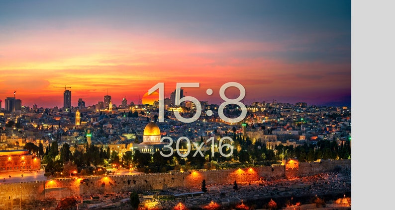 Puede incluir: Una vista panor&aacute;mica de Jerusal&eacute;n al atardecer, con la C&uacute;pula de la Roca en primer plano y el horizonte de la ciudad en el fondo. El cielo es de un naranja y rosa vibrantes, y las luces de la ciudad brillan.