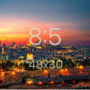 Puede incluir: Una vista panor&aacute;mica de un horizonte urbano al atardecer con un edificio con c&uacute;pula dorada en primer plano. El texto "8:5 48x30" est&aacute; superpuesto a la imagen.