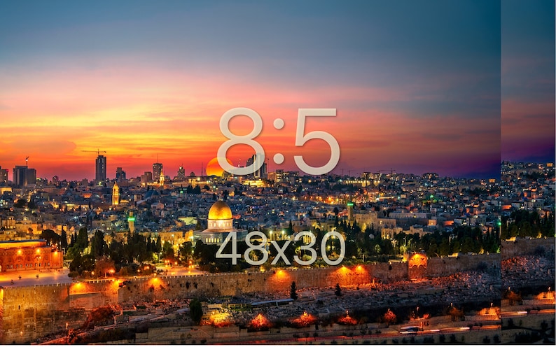 Puede incluir: Una vista panor&aacute;mica de un horizonte urbano al atardecer con un edificio con c&uacute;pula dorada en primer plano. El texto "8:5 48x30" est&aacute; superpuesto a la imagen.