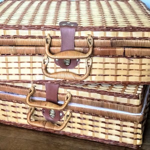 Vintage Wicker Picnic Basket: Storage Solution