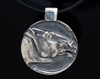 Colgante de caballo de plata 925, joyería del Año del Caballo, collar ecuestre con medallón de Pegaso, joyería artística hecha a mano en plata esterlina.