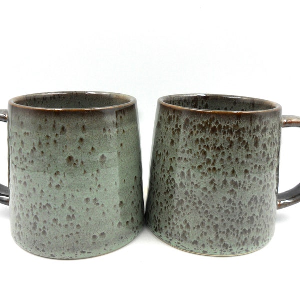 2 x tasses en grès Reactive Glaze Cuddly Brûlée en vert brumeux avec des taches de café.