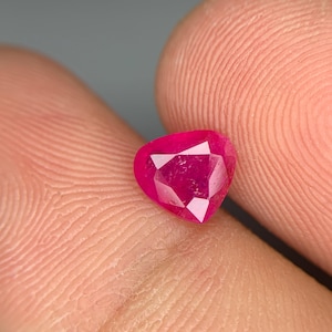 Może przedstawiać: Różowy rubin w kształcie serca.