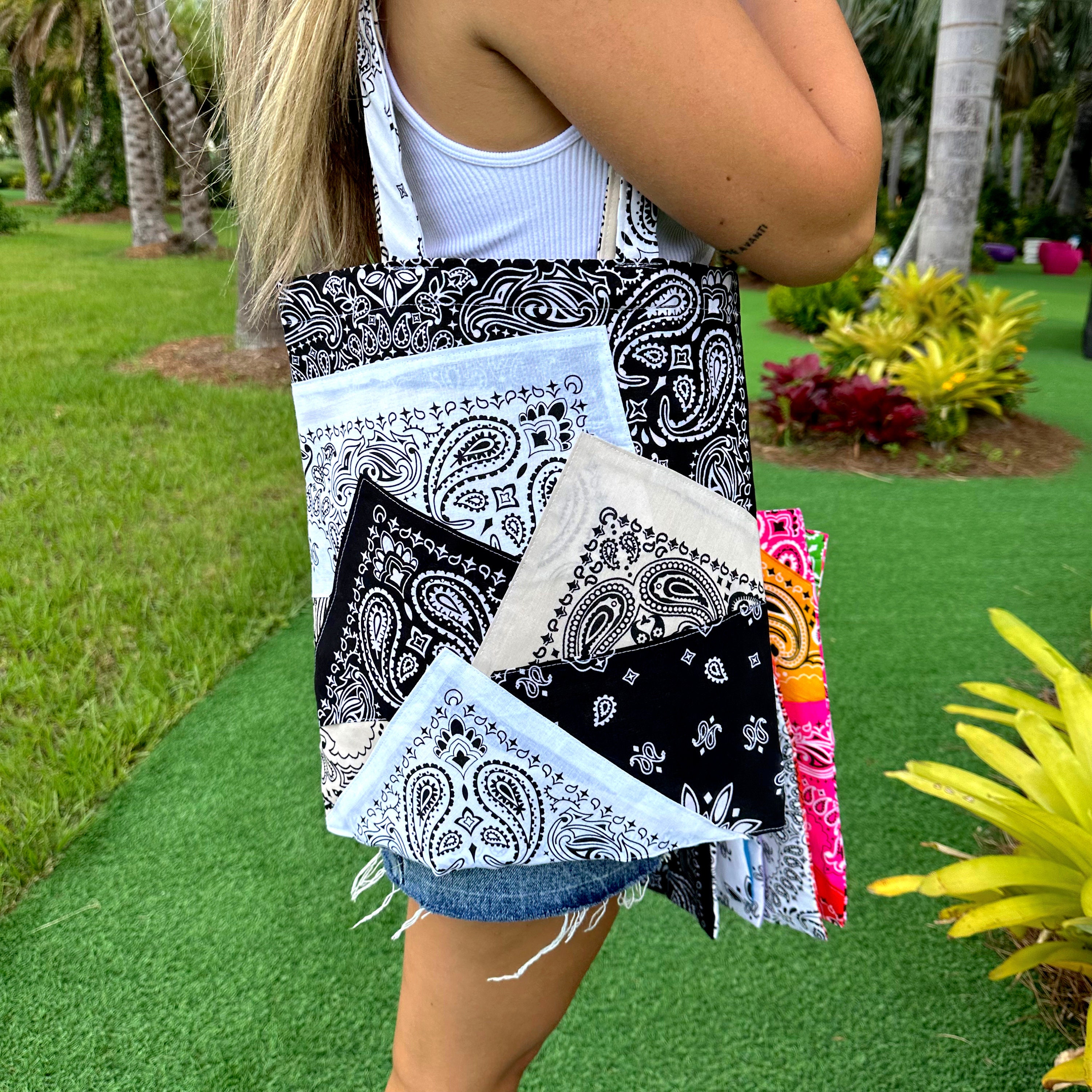 【LeSportsac】Bandana White Small Chain Quilt Tote Bag 1485 LeSportsac Bandana White Small Chain Quilt Tote - White