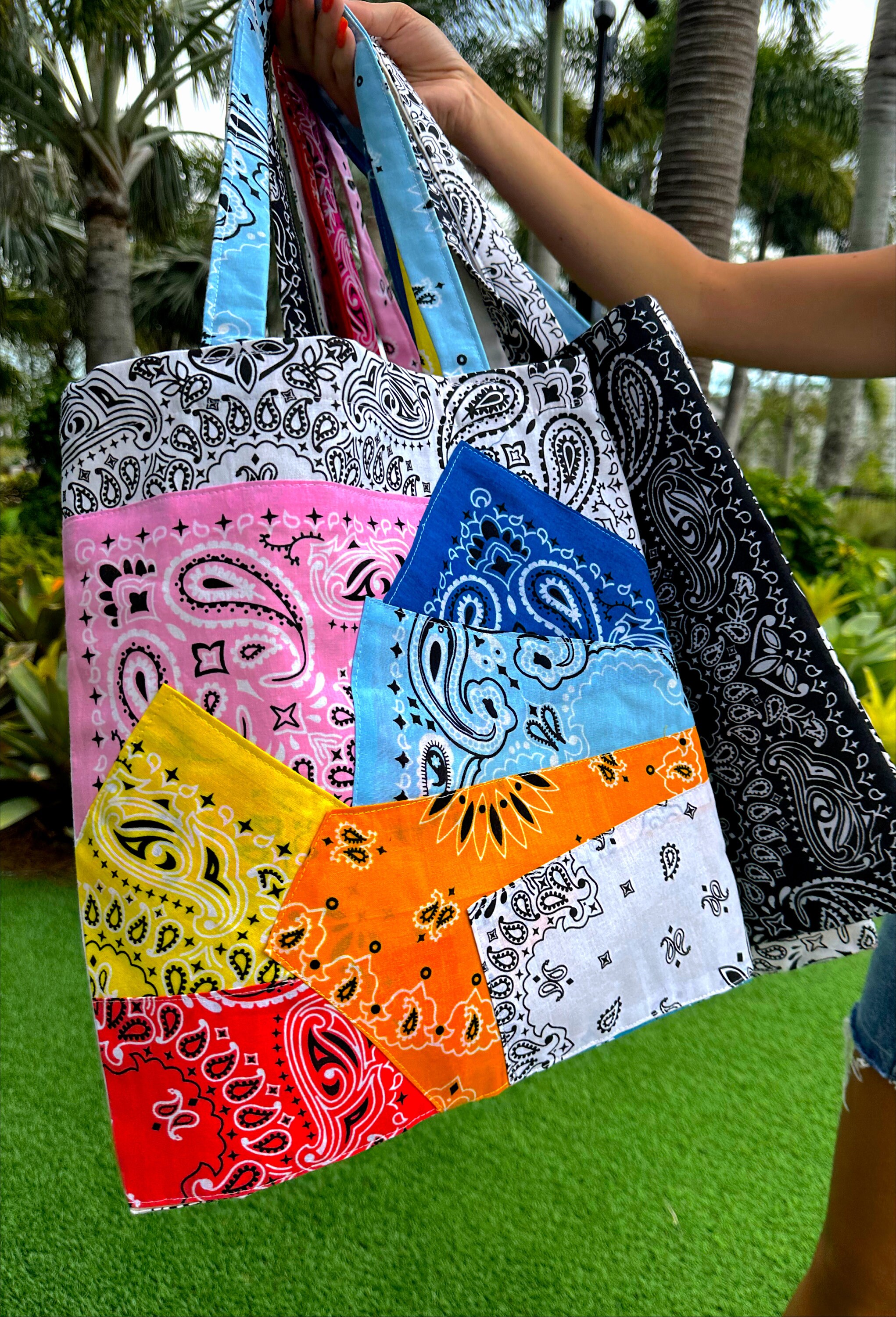 ★LeSportsac★ Bandana White Small Chain Quilt Tote Bag 1485 LeSportsac Bandana White Small Chain Quilt Tote - White
