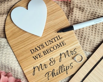 Plaque du compte à rebours de mariage personnalisée : cadeau de fiançailles en chêne