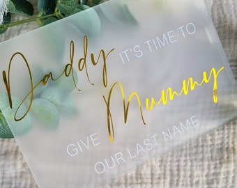 Bloemenmeisje/Page Boy Sign, Papa, het is tijd om mama onze achternaam te geven, Frosted Acryl Wedding Sign, Bruidsmeisje & Groomsman, Gangpad Signage