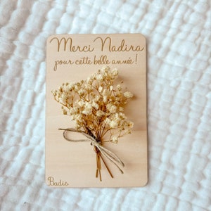 Carte en bois personnalisée avec fleurs séchées stabilisées cadeau fin d’année pour maîtresse nounou atsem enseignant remerciement Fleurs Blanches