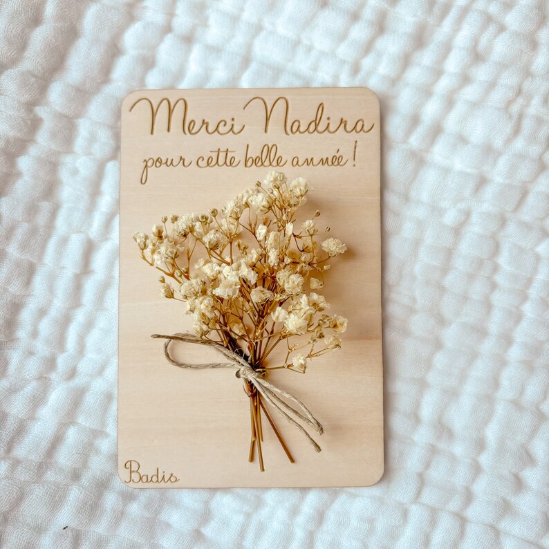 Carte en bois personnalisée avec fleurs séchées stabilisées cadeau fin d’année pour maîtresse nounou atsem enseignant remerciement Fleurs Blanches