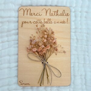 Carte en bois personnalisée avec fleurs séchées stabilisées cadeau fin d’année pour maîtresse nounou atsem enseignant remerciement Fleurs Rose Pastel