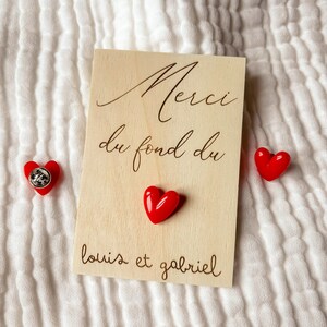 Carte bois personnalisée avec pin’s cœur rouge merci fin d’année scolaire cadeau prêt à offrir maîtresse atsem nounou personnalisé