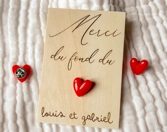 Carte bois personnalisée avec pin’s cœur rouge merci fin d’année scolaire cadeau prêt à offrir maîtresse atsem nounou personnalisé
