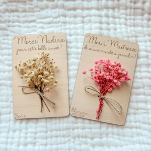 Carte en bois personnalisée avec fleurs séchées stabilisées cadeau fin d’année pour maîtresse nounou atsem enseignant remerciement image 2