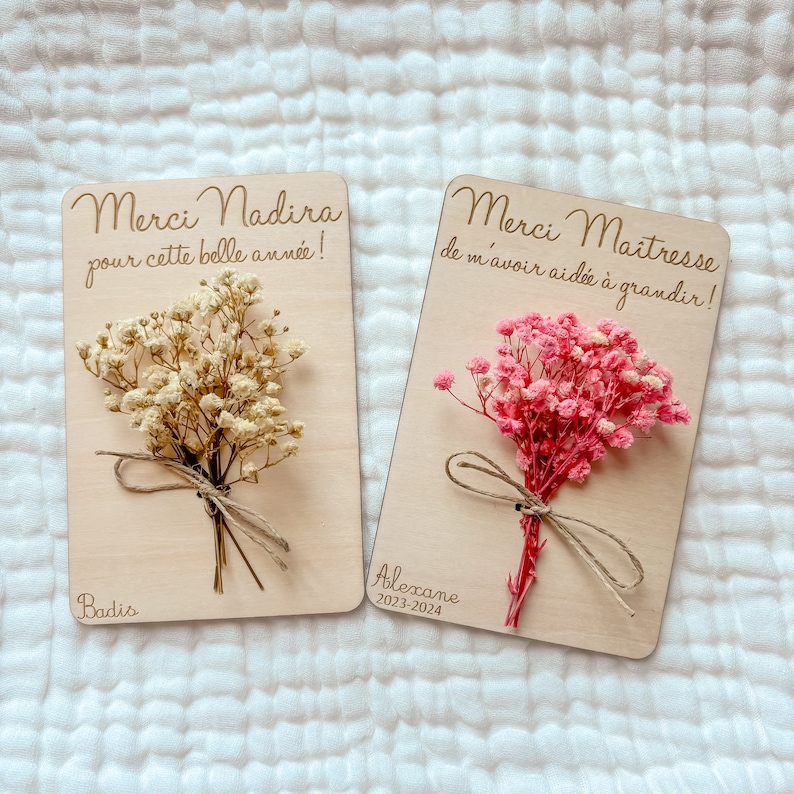 Carte en bois personnalisée avec fleurs séchées stabilisées cadeau fin d’année pour maîtresse nounou atsem enseignant remerciement image 2