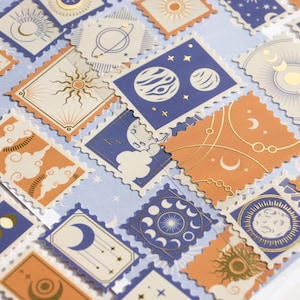 Cosmic Spark Stamps stickervel met goudfolie-details | Journal Sticker met een thema van Planeten, Sternen, Monden und Sonnen